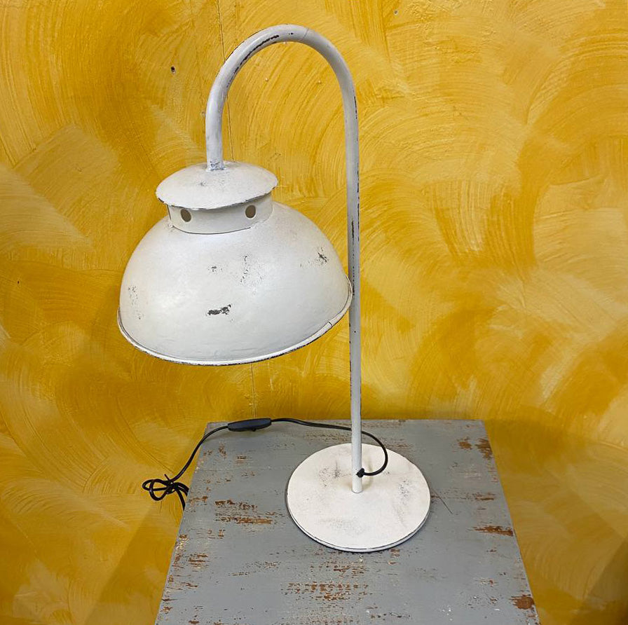 Lampada da tavolo in metallo bianco vintage